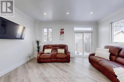 85 Albany Avenue, Hamilton, ON - Indoor Photo Showing Living Room