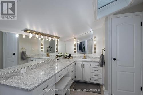 304 Devon Street, Stratford, ON - Indoor Photo Showing Bathroom