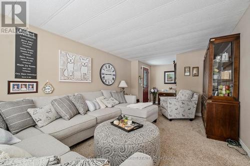 4 Redford Drive, South Huron (Exeter), ON - Indoor Photo Showing Living Room