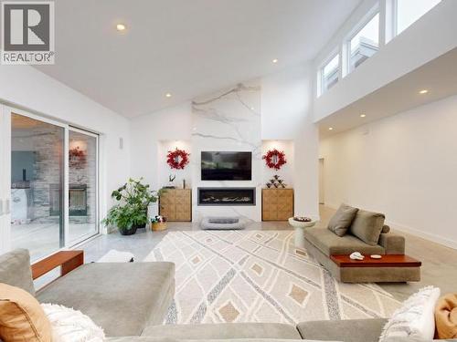 7900 Butler Rd, Powell River, BC - Indoor Photo Showing Living Room