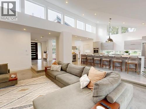 7900 Butler Rd, Powell River, BC - Indoor Photo Showing Living Room