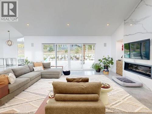 7900 Butler Rd, Powell River, BC - Indoor Photo Showing Living Room With Fireplace