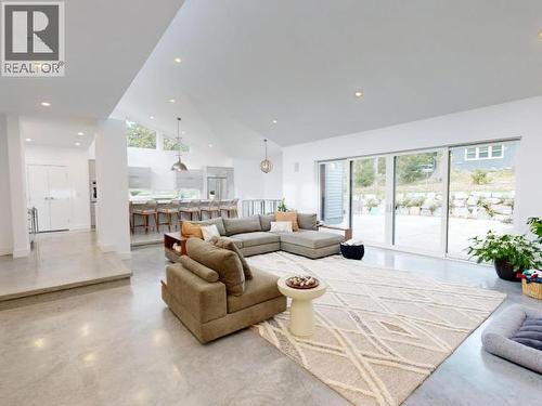 7900 Butler Rd, Powell River, BC - Indoor Photo Showing Living Room