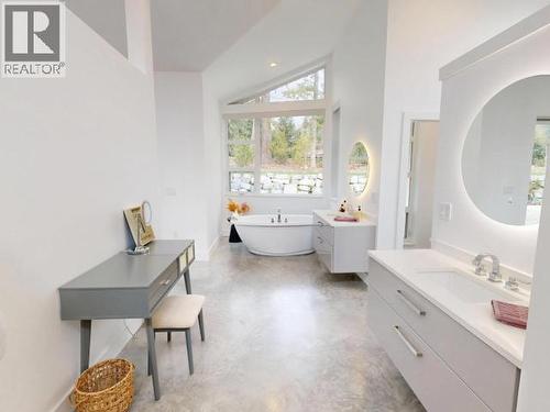 7900 Butler Rd, Powell River, BC - Indoor Photo Showing Bathroom