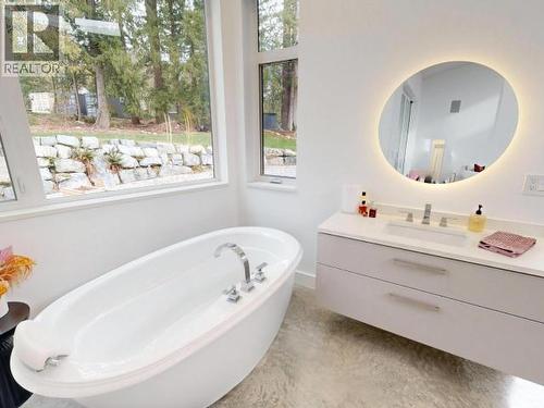 7900 Butler Rd, Powell River, BC - Indoor Photo Showing Bathroom
