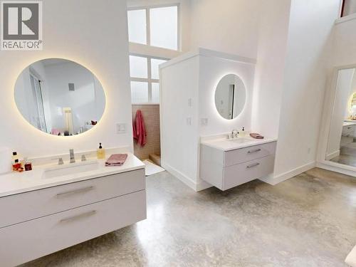7900 Butler Rd, Powell River, BC - Indoor Photo Showing Bathroom