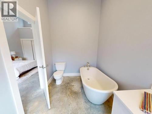 7900 Butler Rd, Powell River, BC - Indoor Photo Showing Bathroom