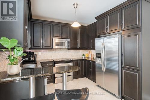 318 Malboeuf Court, Milton, ON - Indoor Photo Showing Kitchen With Stainless Steel Kitchen With Upgraded Kitchen