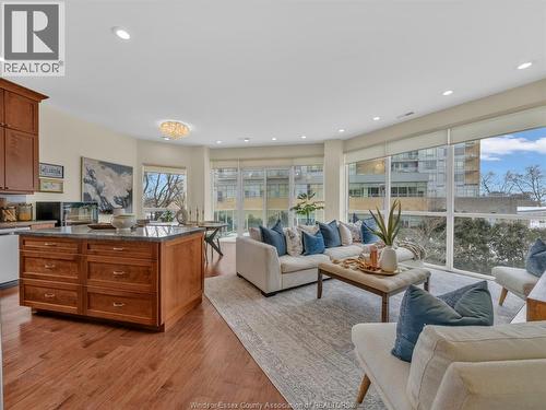 4955 Riverside Drive Unit# 202, Windsor, ON - Indoor Photo Showing Living Room