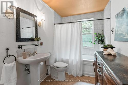 8 North Road, Lake Of Bays (Mclean), ON - Indoor Photo Showing Bathroom