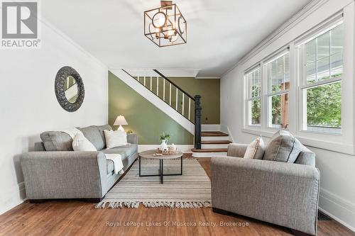 8 North Road, Lake Of Bays (Mclean), ON - Indoor Photo Showing Living Room