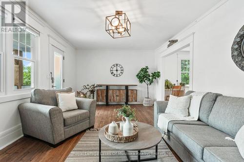 8 North Road, Lake Of Bays (Mclean), ON - Indoor Photo Showing Living Room