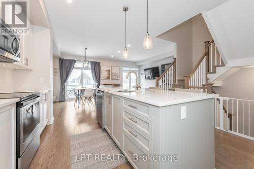 202 Hawkmere Way, Ottawa, ON - Indoor Photo Showing Kitchen With Upgraded Kitchen