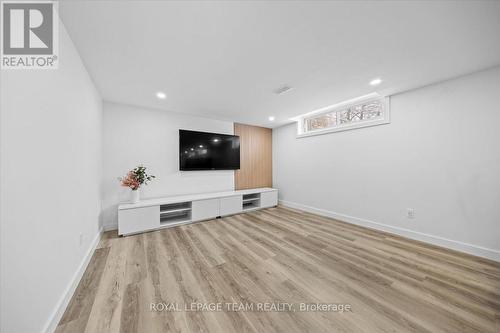 20 Whitburn Crescent, Ottawa, ON - Indoor Photo Showing Living Room