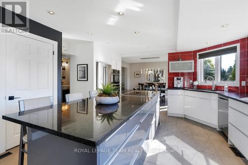 28 Holitman Drive, Ottawa, ON - Indoor Photo Showing Kitchen With Upgraded Kitchen