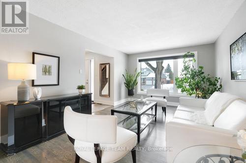 28 Holitman Drive, Ottawa, ON - Indoor Photo Showing Living Room