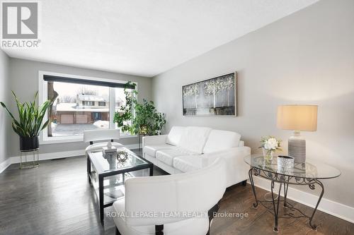 28 Holitman Drive, Ottawa, ON - Indoor Photo Showing Living Room
