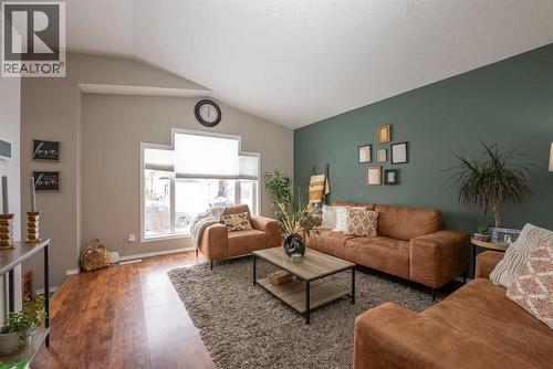 619 Aberdeen Crescent W, Lethbridge, AB - Indoor Photo Showing Living Room