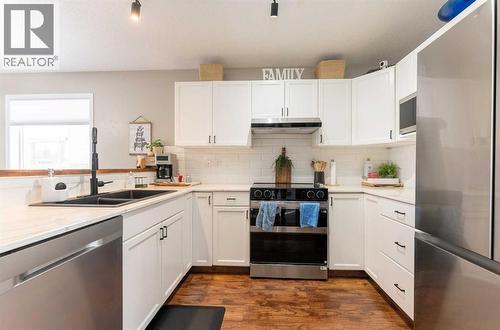 619 Aberdeen Crescent W, Lethbridge, AB - Indoor Photo Showing Kitchen With Double Sink