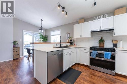 619 Aberdeen Crescent W, Lethbridge, AB - Indoor Photo Showing Kitchen With Double Sink