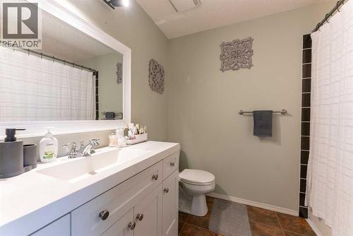 619 Aberdeen Crescent W, Lethbridge, AB - Indoor Photo Showing Bathroom