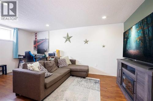 619 Aberdeen Crescent W, Lethbridge, AB - Indoor Photo Showing Living Room