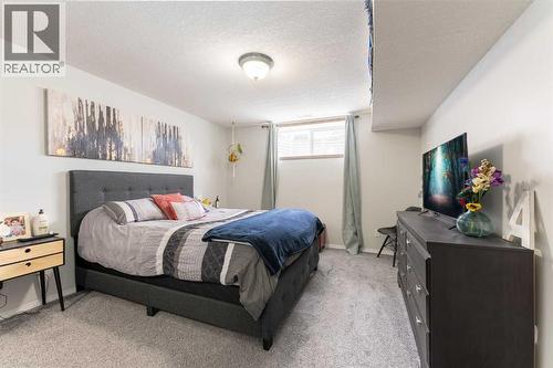 619 Aberdeen Crescent W, Lethbridge, AB - Indoor Photo Showing Bedroom