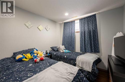 619 Aberdeen Crescent W, Lethbridge, AB - Indoor Photo Showing Bedroom