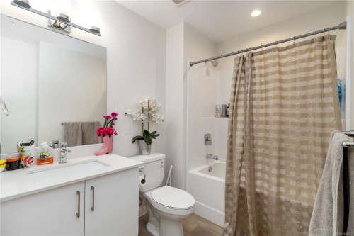 202-815 Orono Ave, Langford, BC - Indoor Photo Showing Bathroom