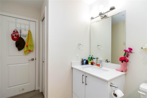 202-815 Orono Ave, Langford, BC - Indoor Photo Showing Bathroom