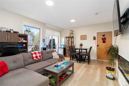 202-815 Orono Ave, Langford, BC - Indoor Photo Showing Living Room