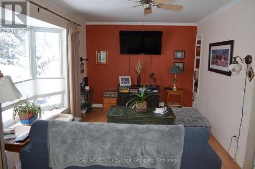 46 Paget Street, Sundridge, ON - Indoor Photo Showing Living Room