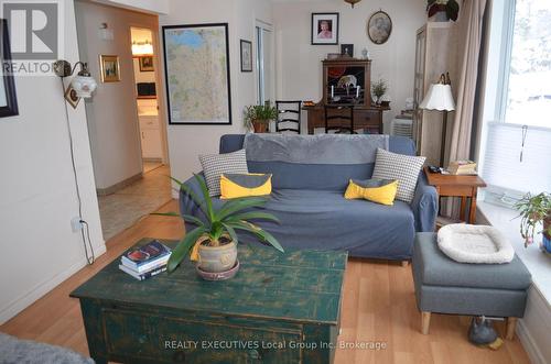 46 Paget Street, Sundridge, ON - Indoor Photo Showing Living Room