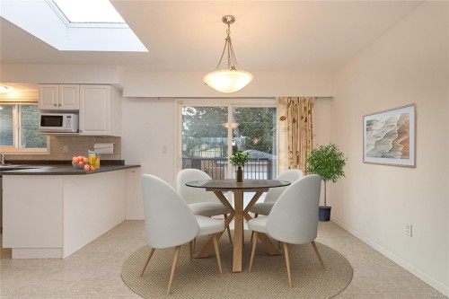 1697 Cedarwood Close, Saanich, BC 