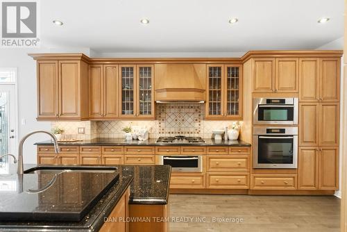 283 Ryerson Crescent, Oshawa, ON - Indoor Photo Showing Kitchen With Upgraded Kitchen