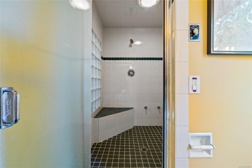 1575 Dean Park Rd, North Saanich, BC 