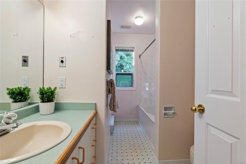 1575 Dean Park Rd, North Saanich, BC 