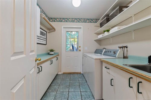 1575 Dean Park Rd, North Saanich, BC 