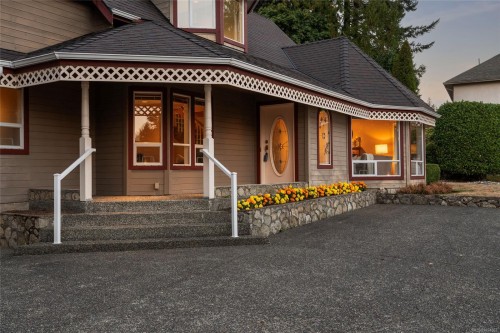 1575 Dean Park Rd, North Saanich, BC 