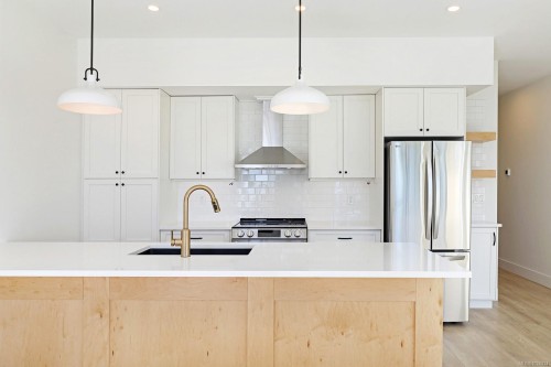 B-1369 Galerno Rd, Campbell River, BC - Indoor Photo Showing Kitchen With Upgraded Kitchen