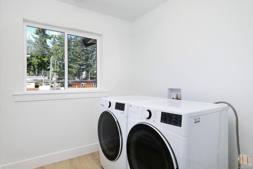 B-1369 Galerno Rd, Campbell River, BC - Indoor Photo Showing Laundry Room