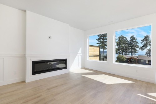 B-1369 Galerno Rd, Campbell River, BC - Indoor Photo Showing Living Room With Fireplace