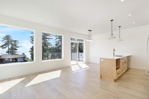 B-1369 Galerno Rd, Campbell River, BC - Indoor Photo Showing Living Room