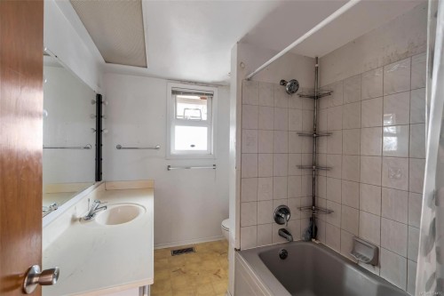 2227 Edgelow St, Saanich, BC 