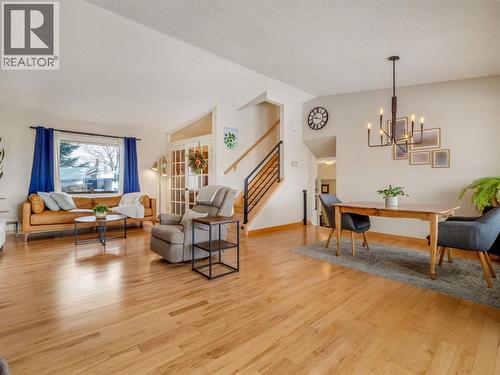 Open floor plan - 90 Chippewa Crescent W, Lethbridge, AB - Indoor Photo Showing Living Room