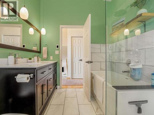 Deep soaker tub in 5pc bathroom - 90 Chippewa Crescent W, Lethbridge, AB - Indoor Photo Showing Bathroom