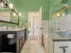 Deep soaker tub in 5pc bathroom - 