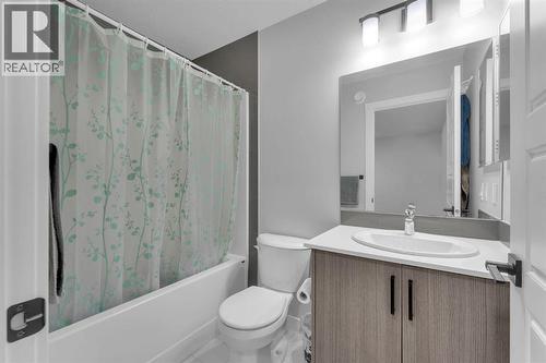 67 Corner Glen Gardens Ne, Calgary, AB - Indoor Photo Showing Bathroom