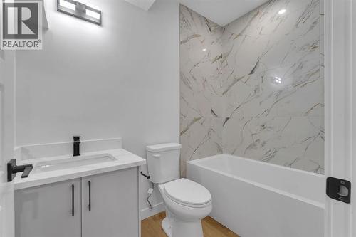 67 Corner Glen Gardens Ne, Calgary, AB - Indoor Photo Showing Bathroom