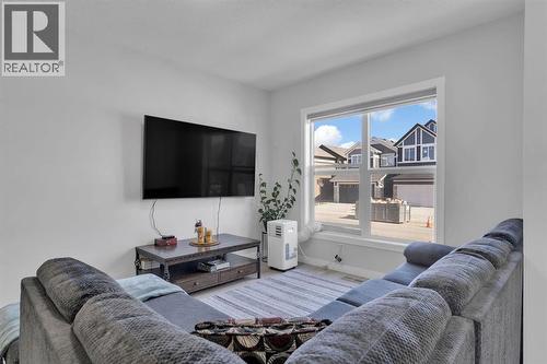 67 Corner Glen Gardens Ne, Calgary, AB - Indoor Photo Showing Living Room
